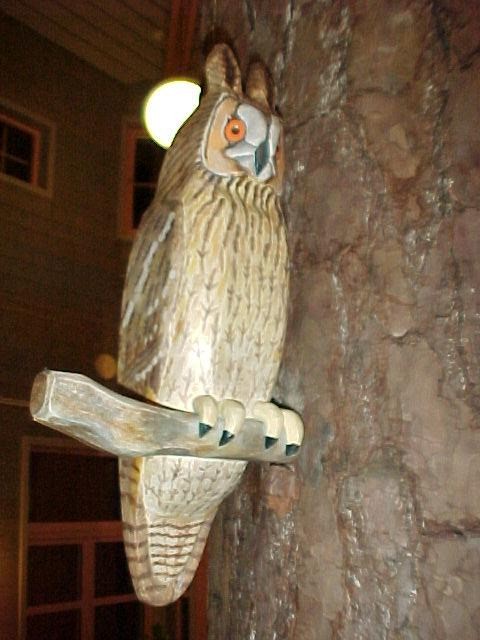 Hornuggla av trä